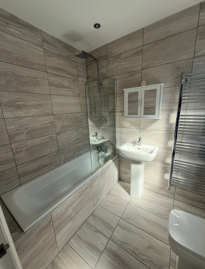 En-suite with Bath, Perfect for BAE or RPH Main Photo