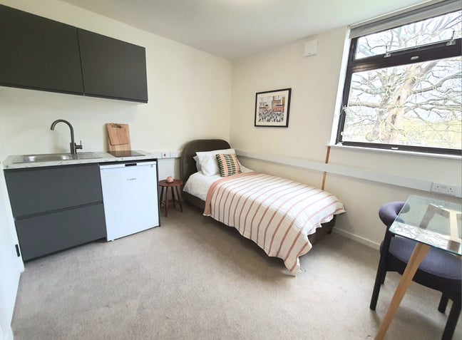 Self-Contained  Bedsits  –  Roehampton (SW15) Main Photo