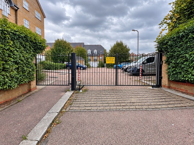 Private house share. Gated community  Main Photo