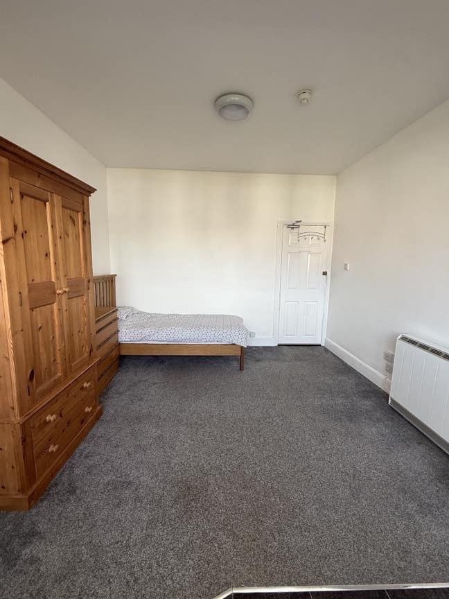 Bedsit available now Main Photo