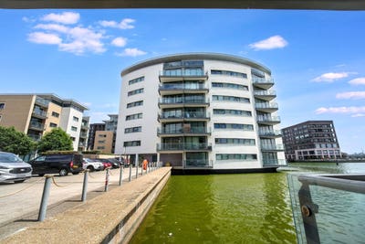 1 Bedroom Apartment with Balcony to Rent in, E16 Main Photo