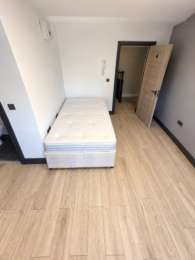 DSS-Studio Flat Available in Surbiton Kingston KT6 Main Photo