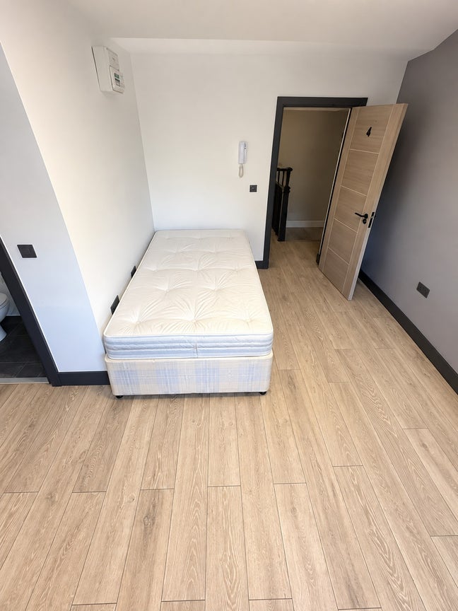 DSS-Studio Flat Available in Surbiton Kingston KT6 Main Photo