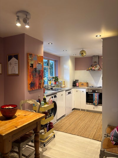 Spacious double bedroom with en-suite  Main Photo