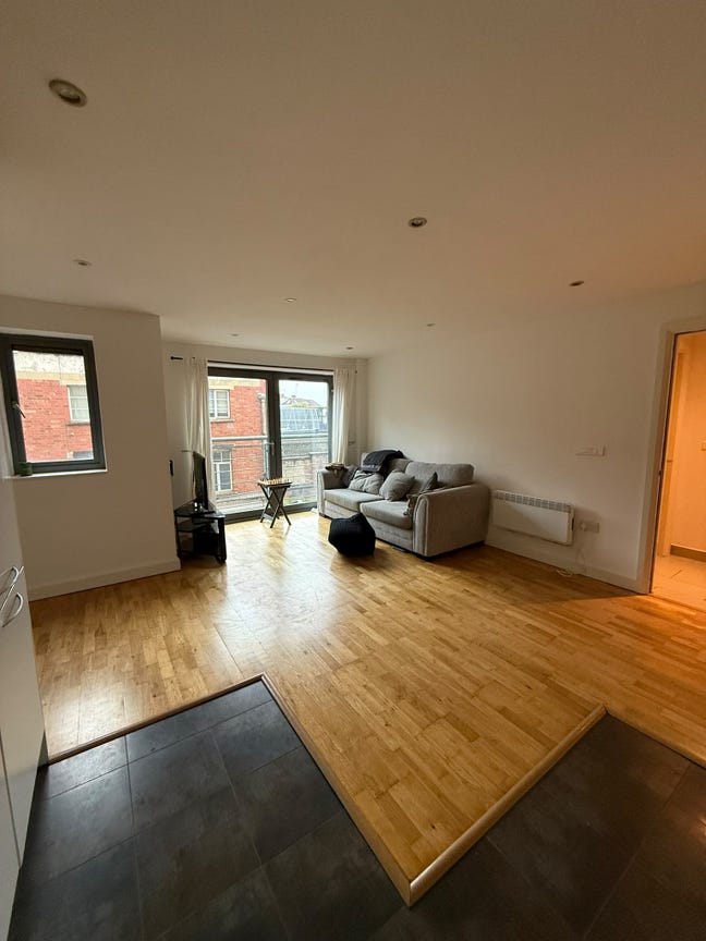 Room for rent in spacious 2 bed 2 bathroom flat Main Photo