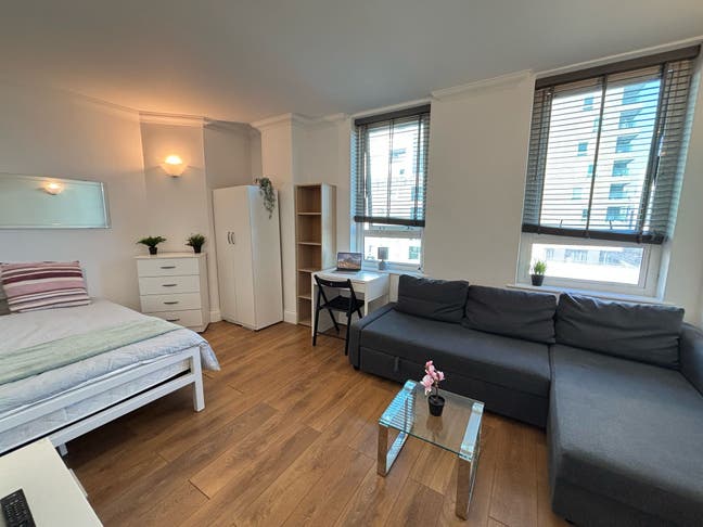 Spacious master room in Crossharbour Main Photo