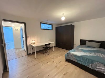Double Room With Balcony Access In Whitechapel, E1 Main Photo