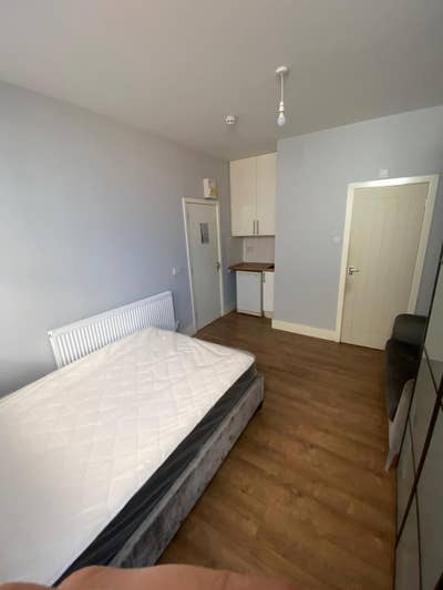 1 Bed Ensuite room flat with mini kitchen Main Photo