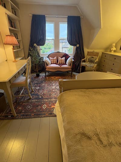 1 Very large double room via landlady's house. Main Photo