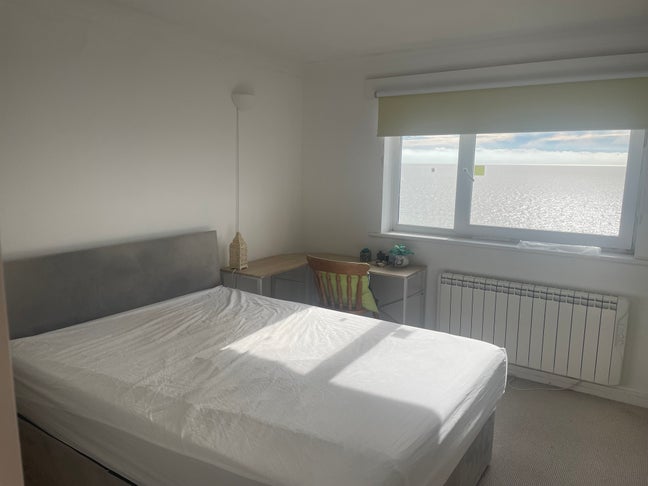 Beautiful en-suite double room overlooking the sea Main Photo