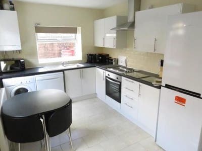 Mallow Rd - 3 rooms - bills and council tax inc Main Photo
