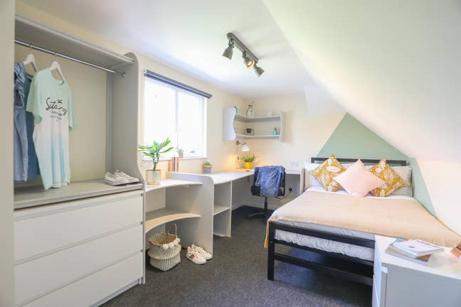 Student room available - all bills included  Main Photo