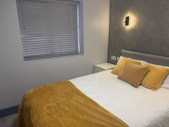 STUNNING !!!  All with En-suite and Ample parking Main Photo