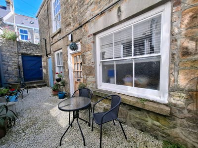 One bedroom cottage central Penzance Main Photo