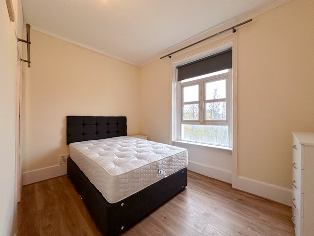 Cozy Double Room in Kilburn High Road  Main Photo