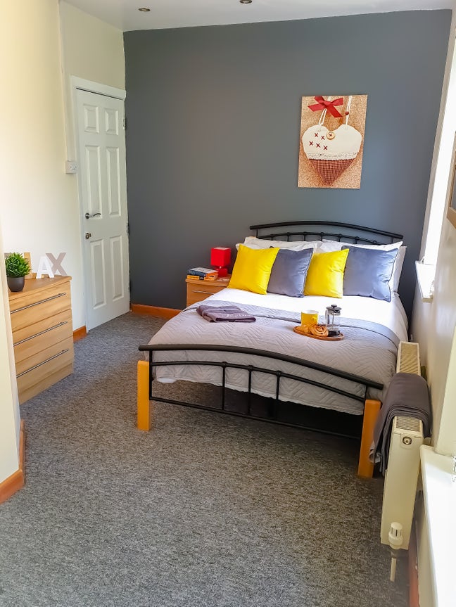 Lovely refurbished ensuite room nr stepping hill  Main Photo