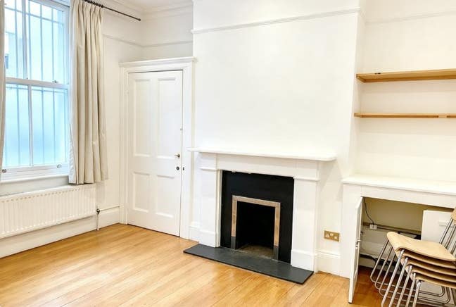 Spacious 3 bedroom with seperate living room Main Photo