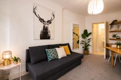 Lovely Studio with patio at Holland Park Gardens Main Photo