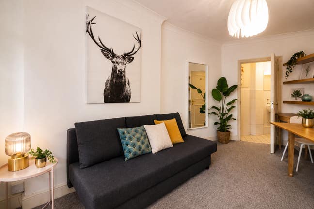 Lovely Studio with patio at Holland Park Gardens Main Photo