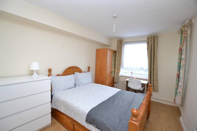 Dbl Room Off Commercial Road E1  Main Photo