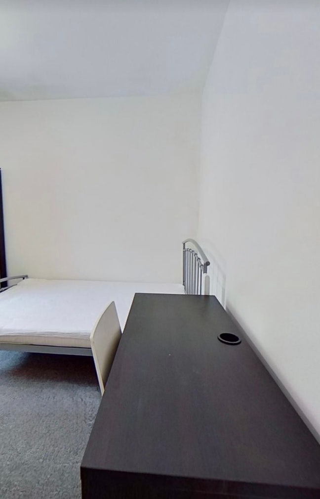 Ensuite Single Bedroom  Main Photo