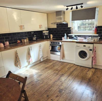 Double bedroom in a 4 bed girls house!! Main Photo