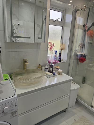 Clean  double room to let Main Photo