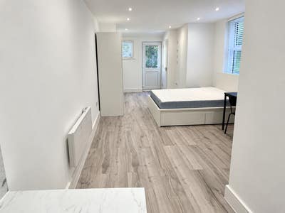 Stunning refurbished En Suite Room In Aldershot Main Photo