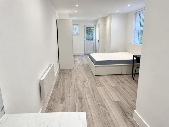 Stunning refurbished En Suite Room In Aldershot Main Photo