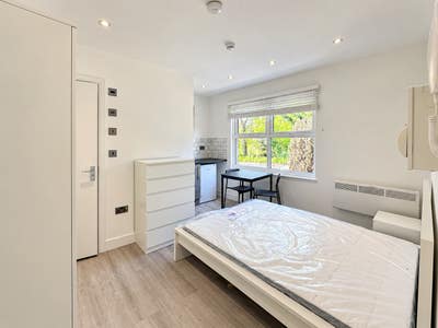 1 modern En-Suite to rent in Potters Bar Main Photo