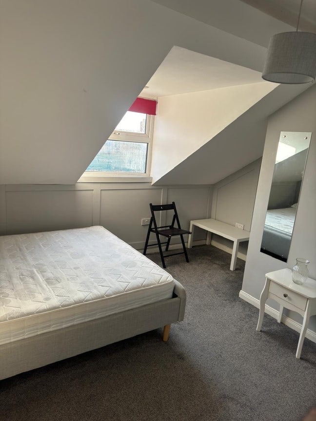 Ensuite room in BT5 Main Photo