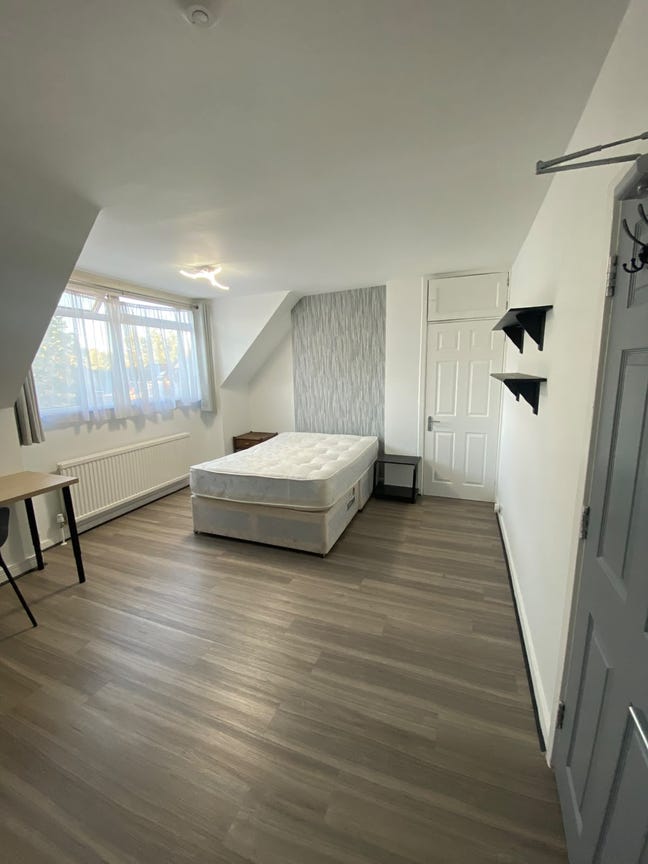 Shared House Spacious Double Room to Let N11      Main Photo