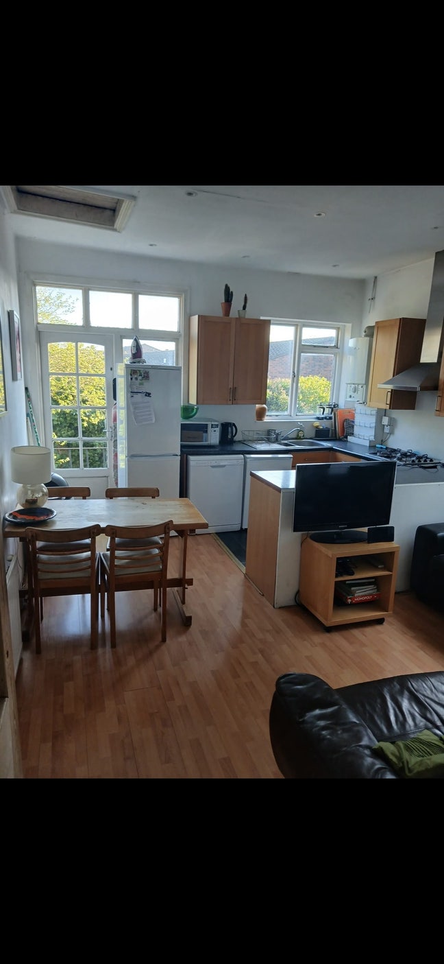 2 rooms to rent in  Balham Maisonette.  Main Photo