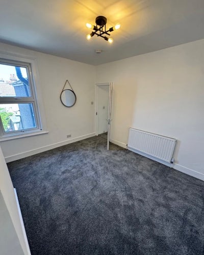 Double room available in huge house  Main Photo