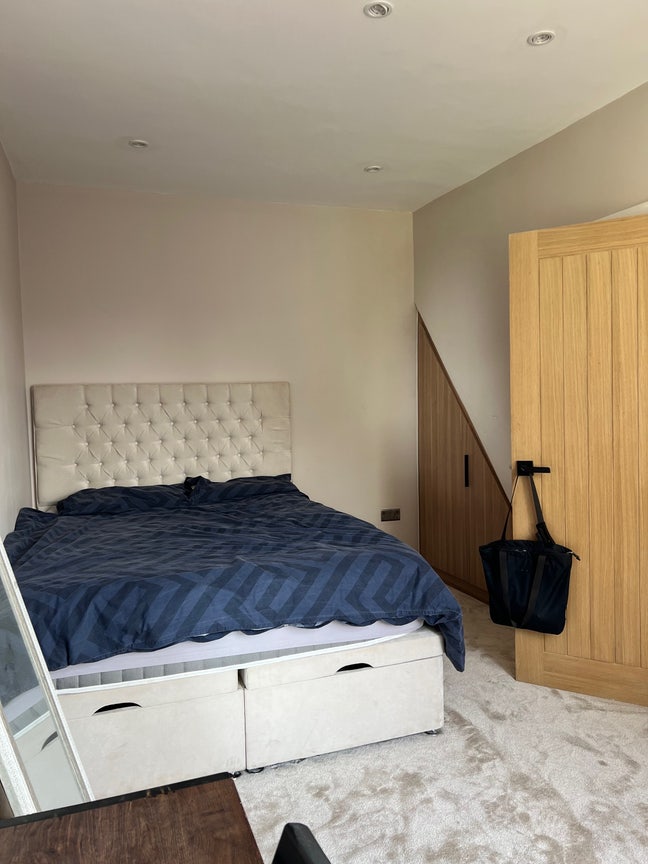 Spacious double bedrooms, 5min from Morden station Main Photo
