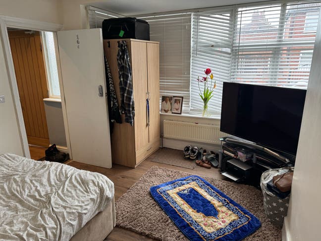 Spacious Double Ensuite Bedroom Main Photo