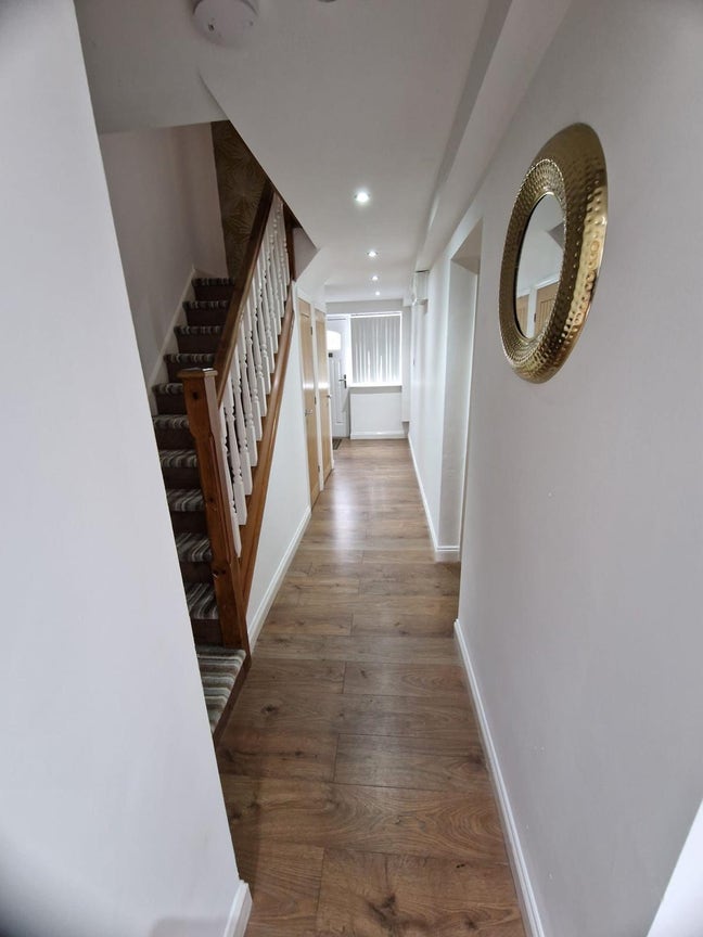 **Fully Furnished Studio Apartment – Heald Green,  Main Photo