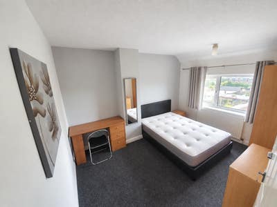 Double Room - Quiet area, local to Hospital & Town Main Photo