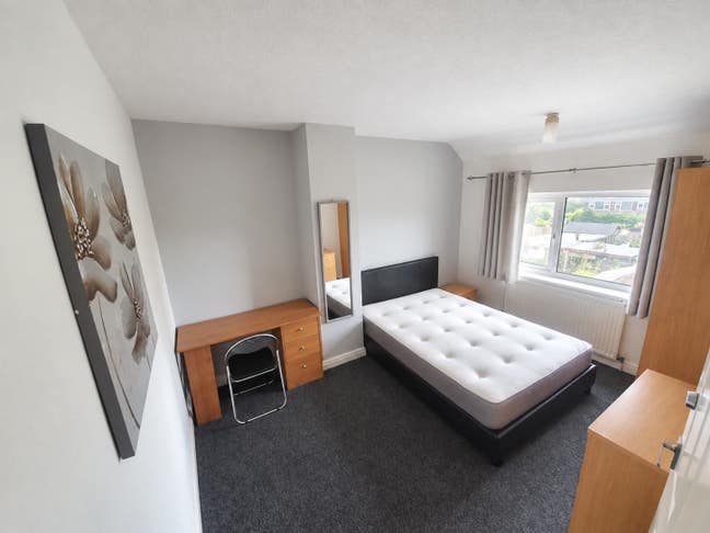 Double Room - Quiet area, local to Hospital & Town Main Photo