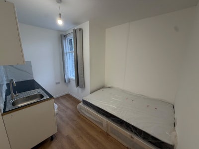 Furnished Studio Flat to Rent – Croydon (CR0) Main Photo