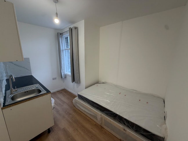 Furnished Studio Flat to Rent – Croydon (CR0) Main Photo