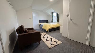 Ensuite Room in Hampton (TW12) – All Bills Include Main Photo