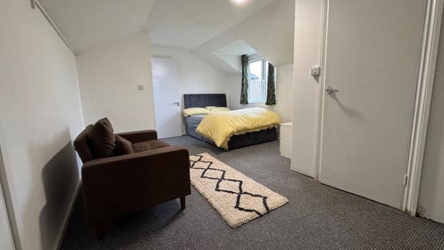 Ensuite Room in Hampton (TW12) – All Bills Include Main Photo