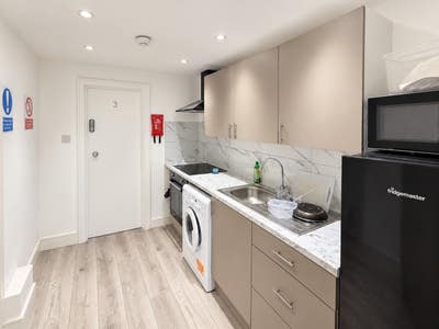4 refurbished En Suites to rent in Hoddesdon Main Photo