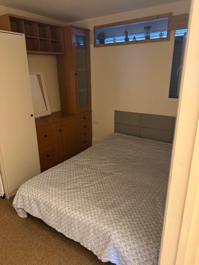 Studio flat with all bills available in SW19 Main Photo