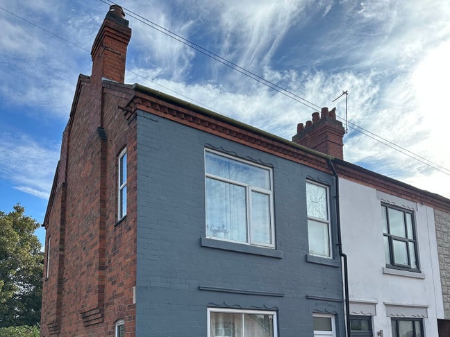 All girl friendly house close to town. Quiet Clean Main Photo