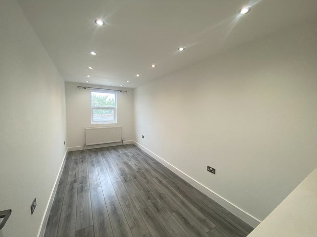 Spacious Double Room in Renovated Shared House Main Photo
