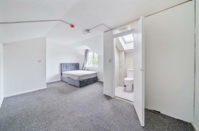 Furnished Ensuite Double Room – TW12 3UX | &pound;1,000  Main Photo