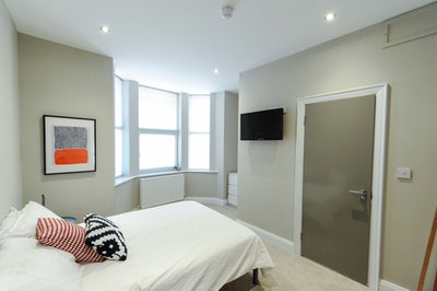 Bright & Spacious Modern En-Suite Room Main Photo