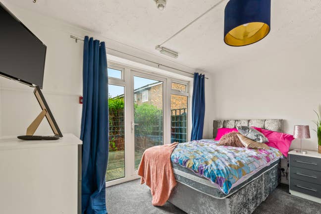 1 Double Bedroom - Chertsey - Availabe Nov  Main Photo